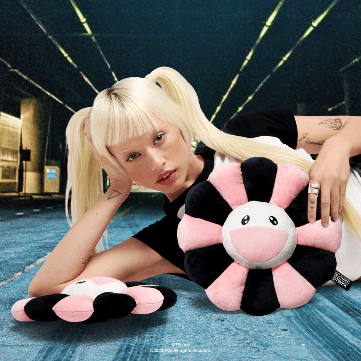 村上隆x BLACKPINK聯名系列商品震撼登場！招牌花花變粉黑配色還有多款