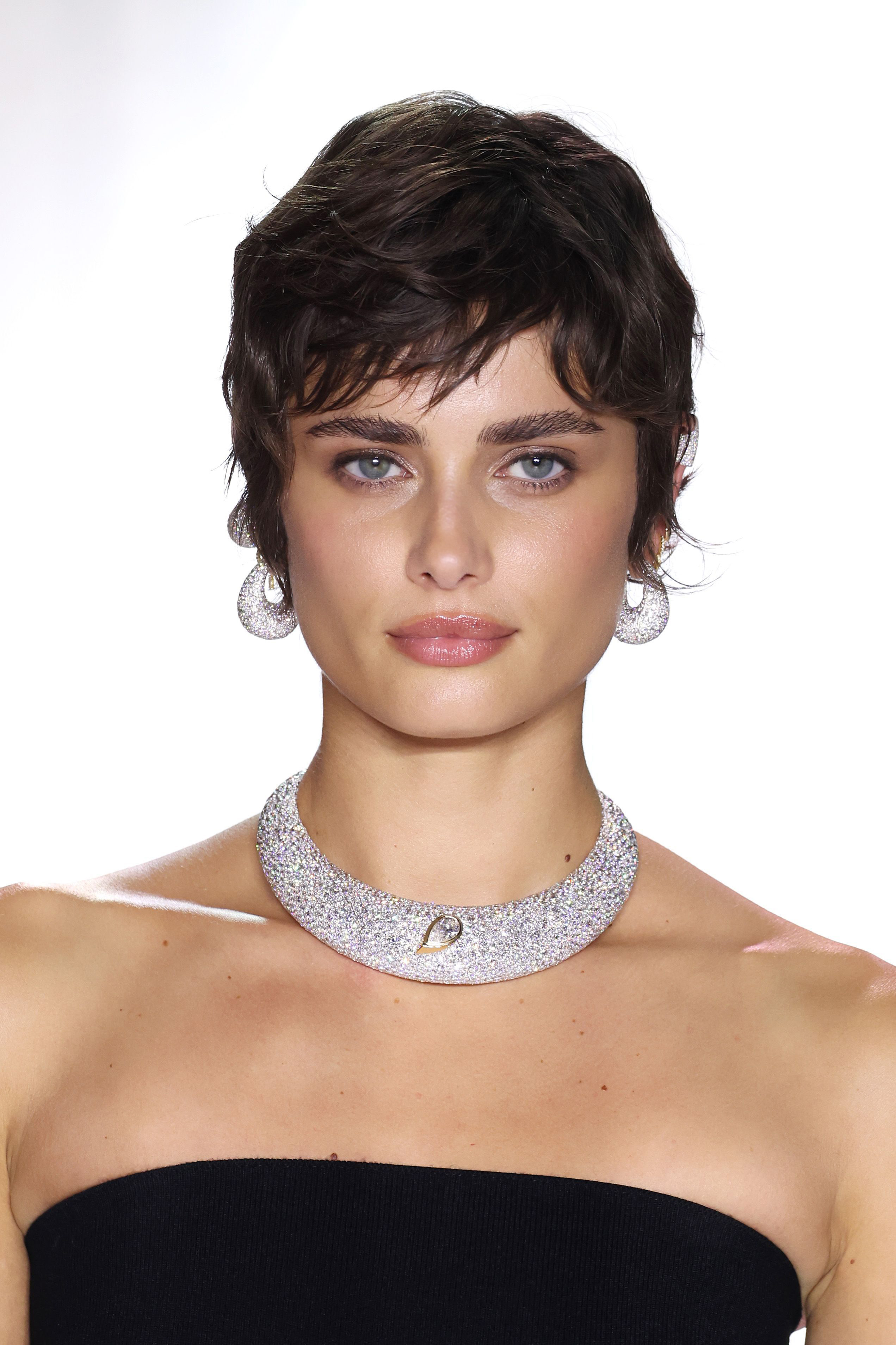 LOOK 16 - Taylor Hill - 2024 Messika High Jewelry Show - © GETTY IMAGES (1).jpg