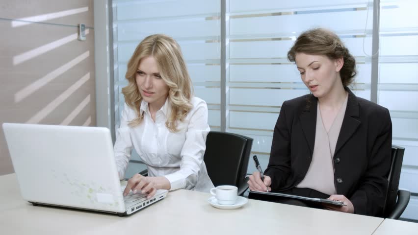 職場上遭到女同事妒忌點算好?4招幫你化險為夷 職場上遭到女同事妒忌點算好?4招幫你化險為夷