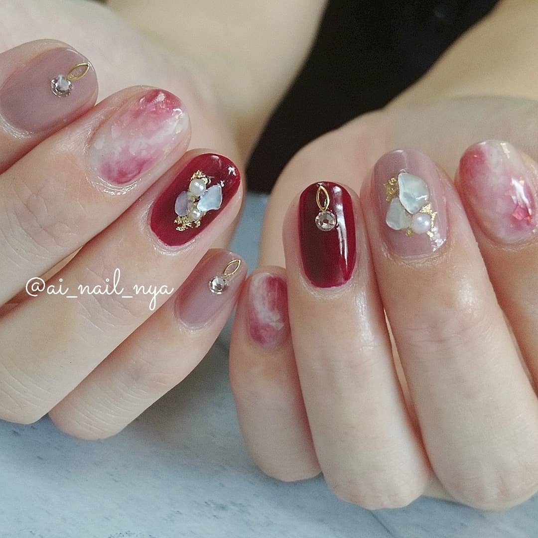 2020新年整新甲！4類20款日式溫柔風紅色系美甲提案