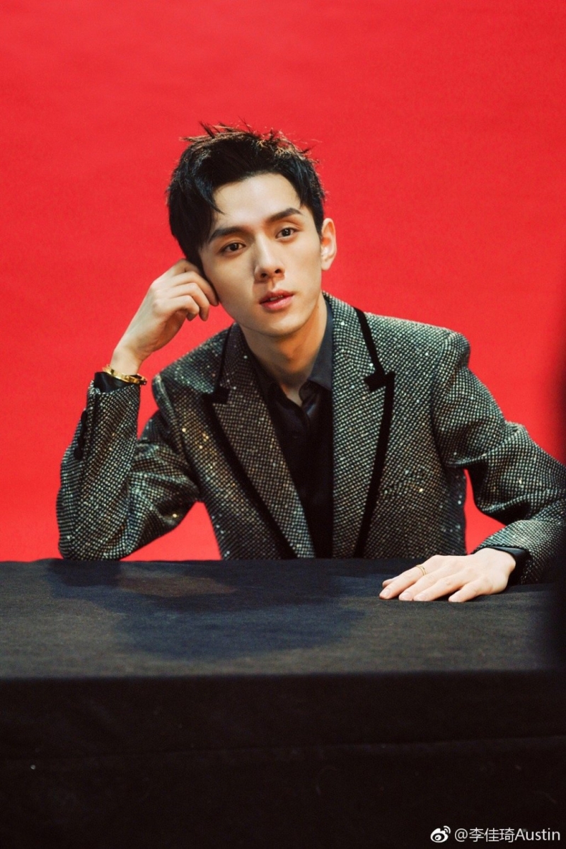 直播塗唇膏竟年賺千萬！人氣男網紅「口紅一哥」成美妝帶貨王