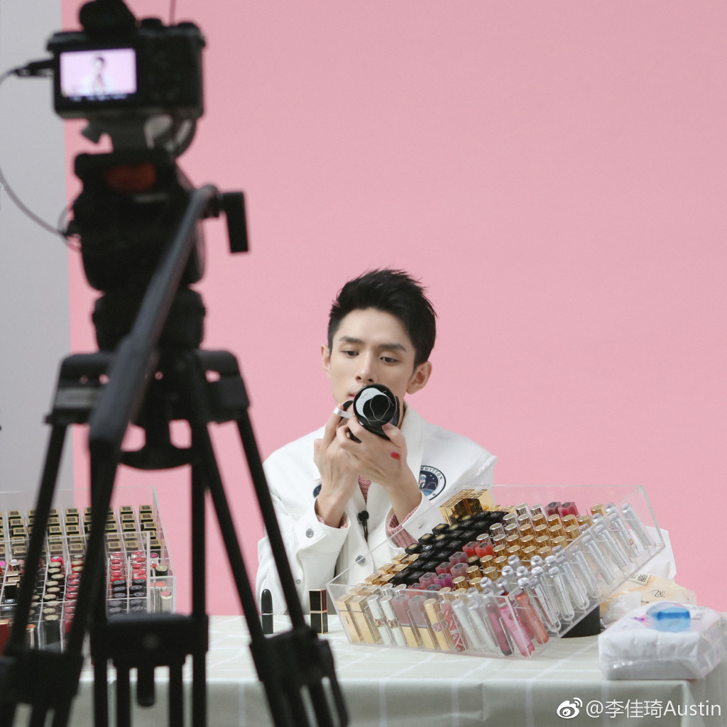 直播塗唇膏竟年賺千萬！人氣男網紅「口紅一哥」成美妝帶貨王