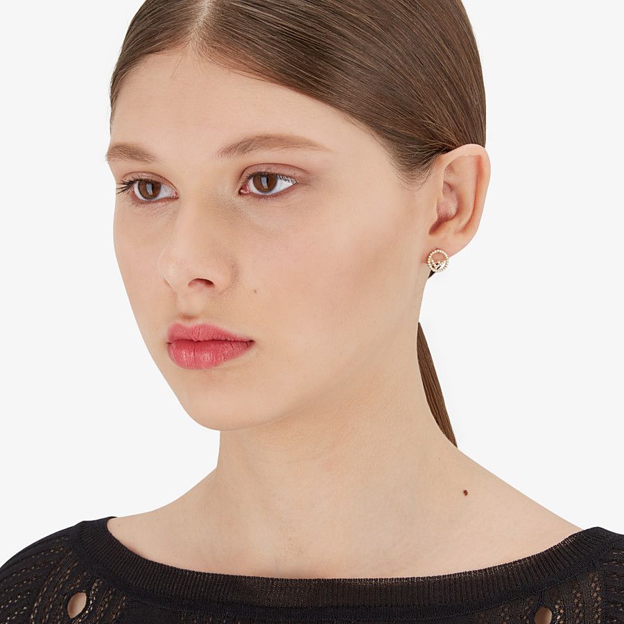 口罩帶常與耳環「糾纏不清」？推介10款防勾型貼耳精緻耳環