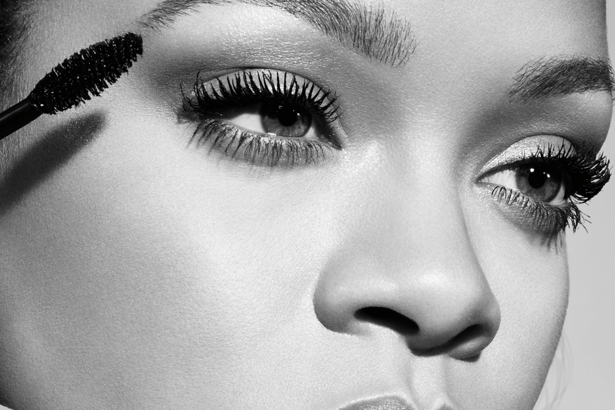 Fenty Beauty 第一支睫毛膏登場！打造娃娃睫妝