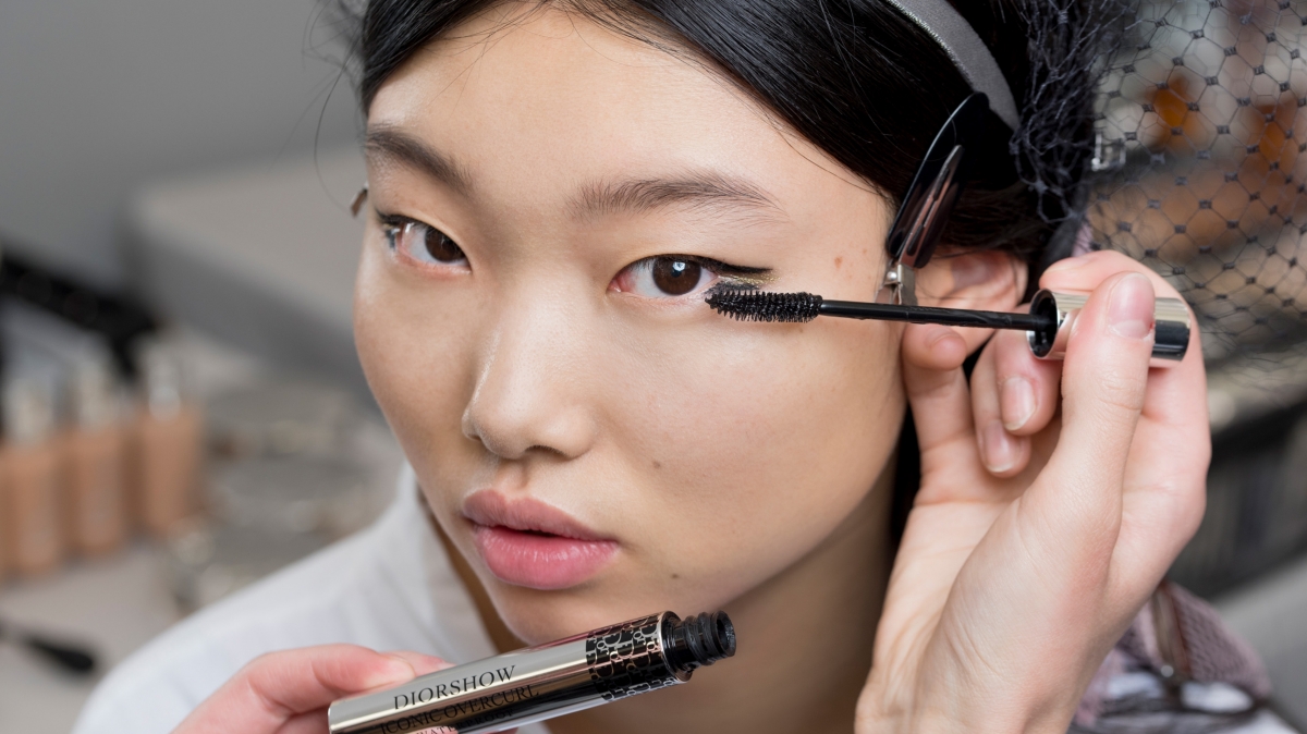 Dior 2020年春夏彩妝潮流一覽!光滑底妝+法式眼線+透亮咀唇 Dior 2020年春夏彩妝潮流一覽!光滑底妝+法式眼線+透亮咀唇