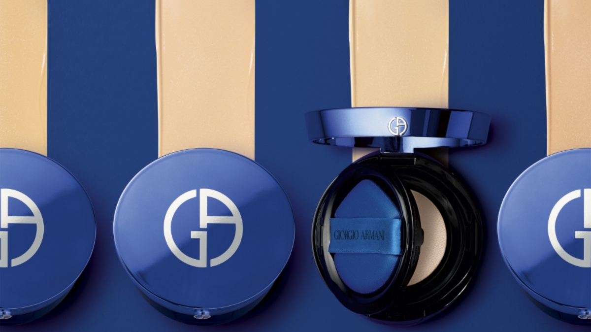 Giorgio Armani 新世代調光氣墊粉底面世！經典藍外殼加「GA」標誌型格十足！