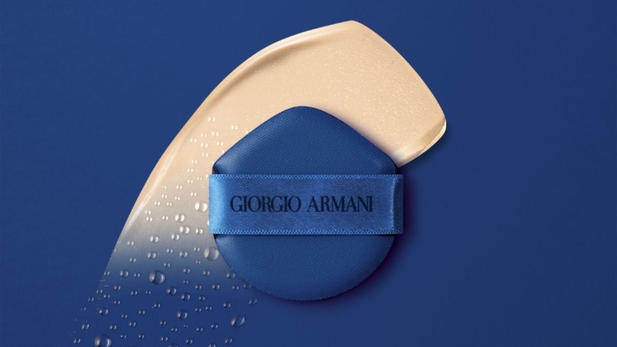Giorgio Armani 新世代調光氣墊粉底面世！經典藍外殼加「GA」標誌型格十足！