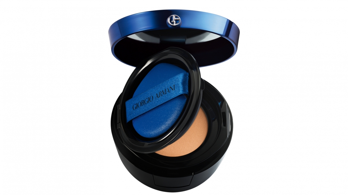Giorgio Armani 新世代調光氣墊粉底面世！經典藍外殼加「GA」標誌型格十足！