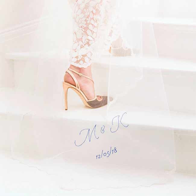 學Hailey Bieber披上繡有自訂字句的頭紗，做個至潮新娘子！