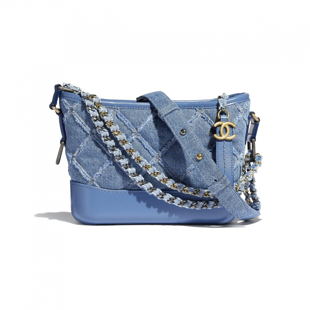 根本是「藍衣天使」！解構Jennie百變粉藍造型配搭