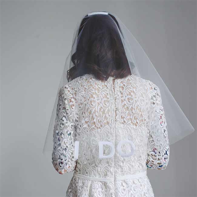 學Hailey Bieber披上繡有自訂字句的頭紗，做個至潮新娘子！