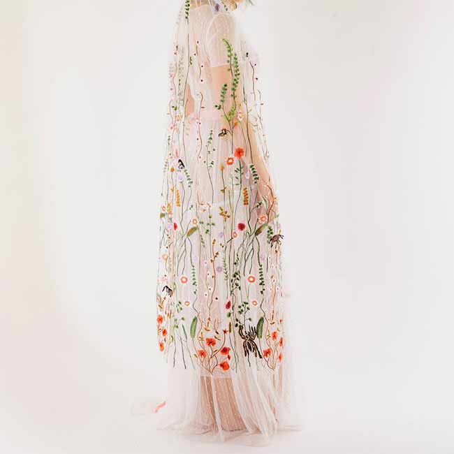 學Hailey Bieber披上繡有自訂字句的頭紗，做個至潮新娘子！