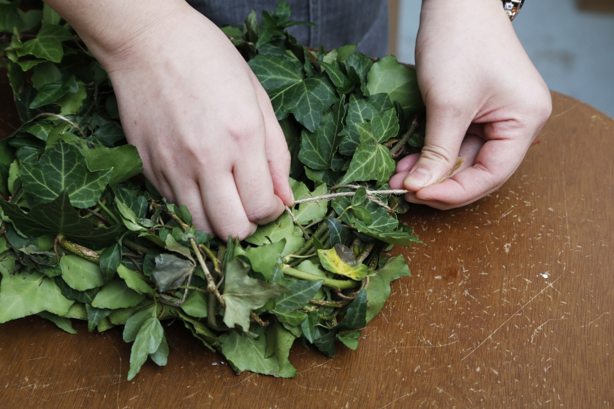 step 2_綁4至5條麻繩在藤圈的不同位置上以定型。