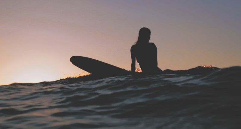 特別喜歡衝日出的浪。