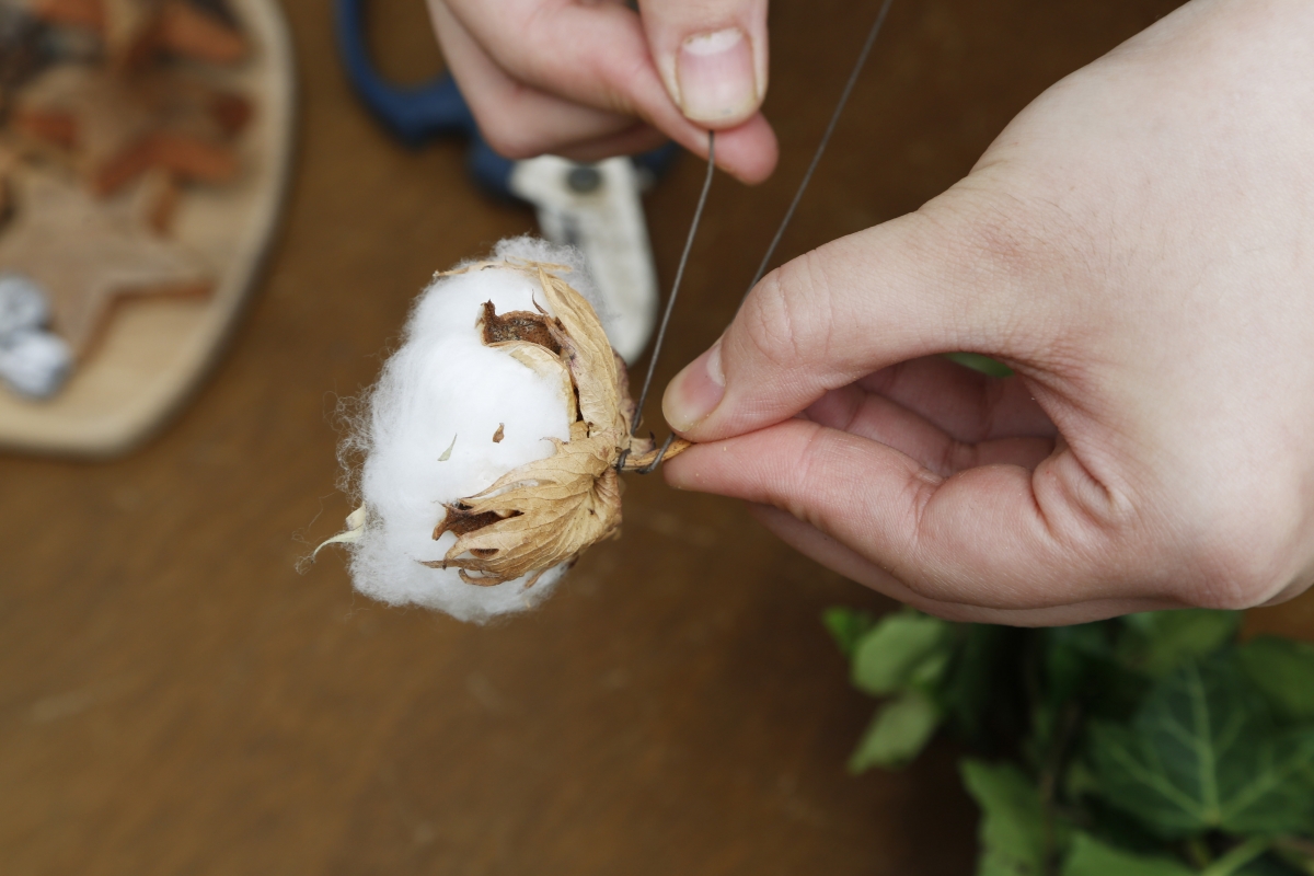 step 3_連枝剪下木棉花,繞上幾圈鐵線。