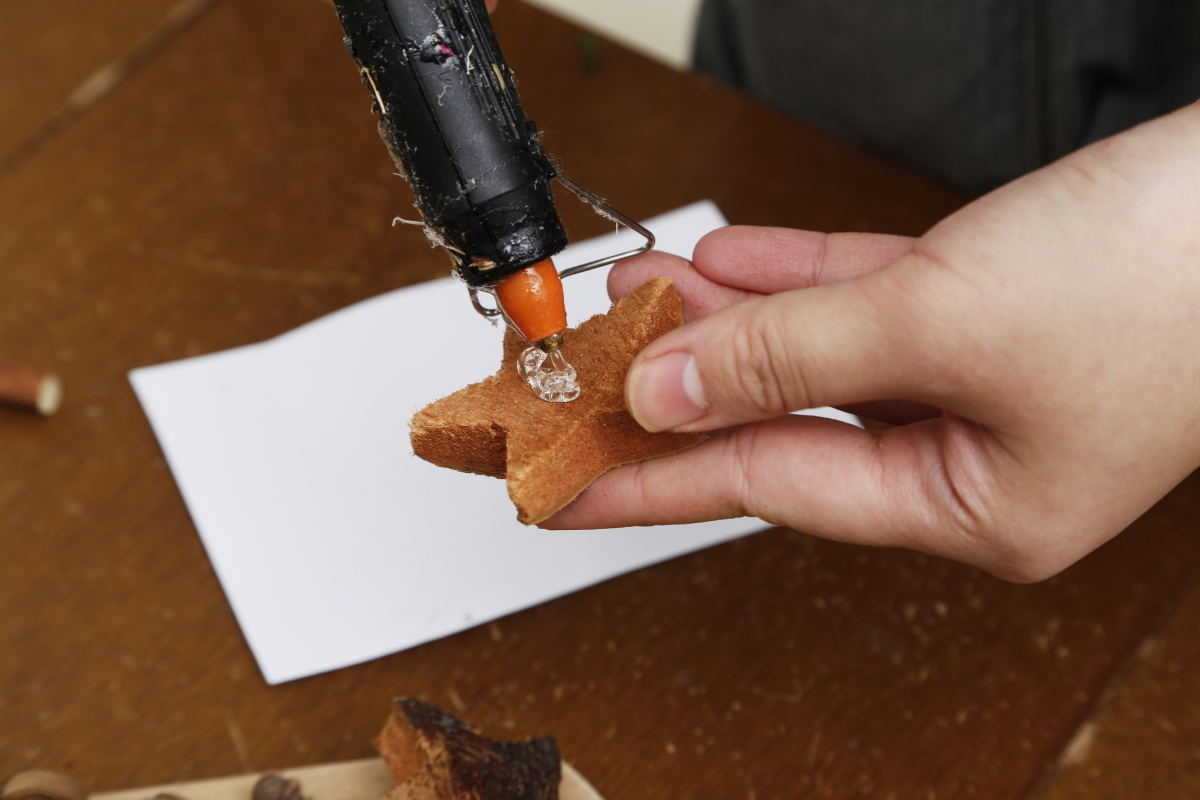 step 5_用熱熔膠塗在不同的材料上。