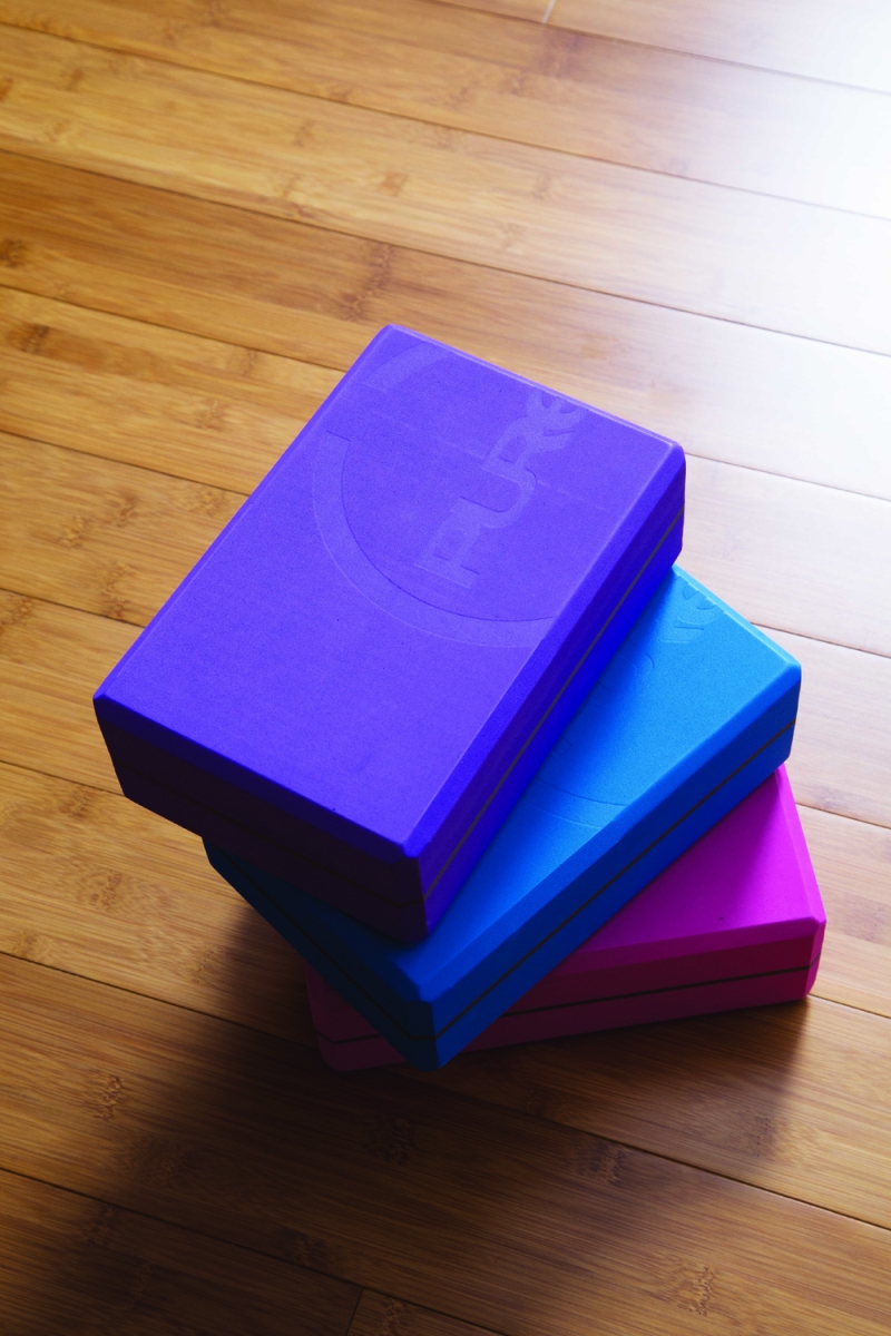 瑜伽磚對於做瑜伽動作是很好的協助工具,Pure Apparel 也有推出瑜伽磚。