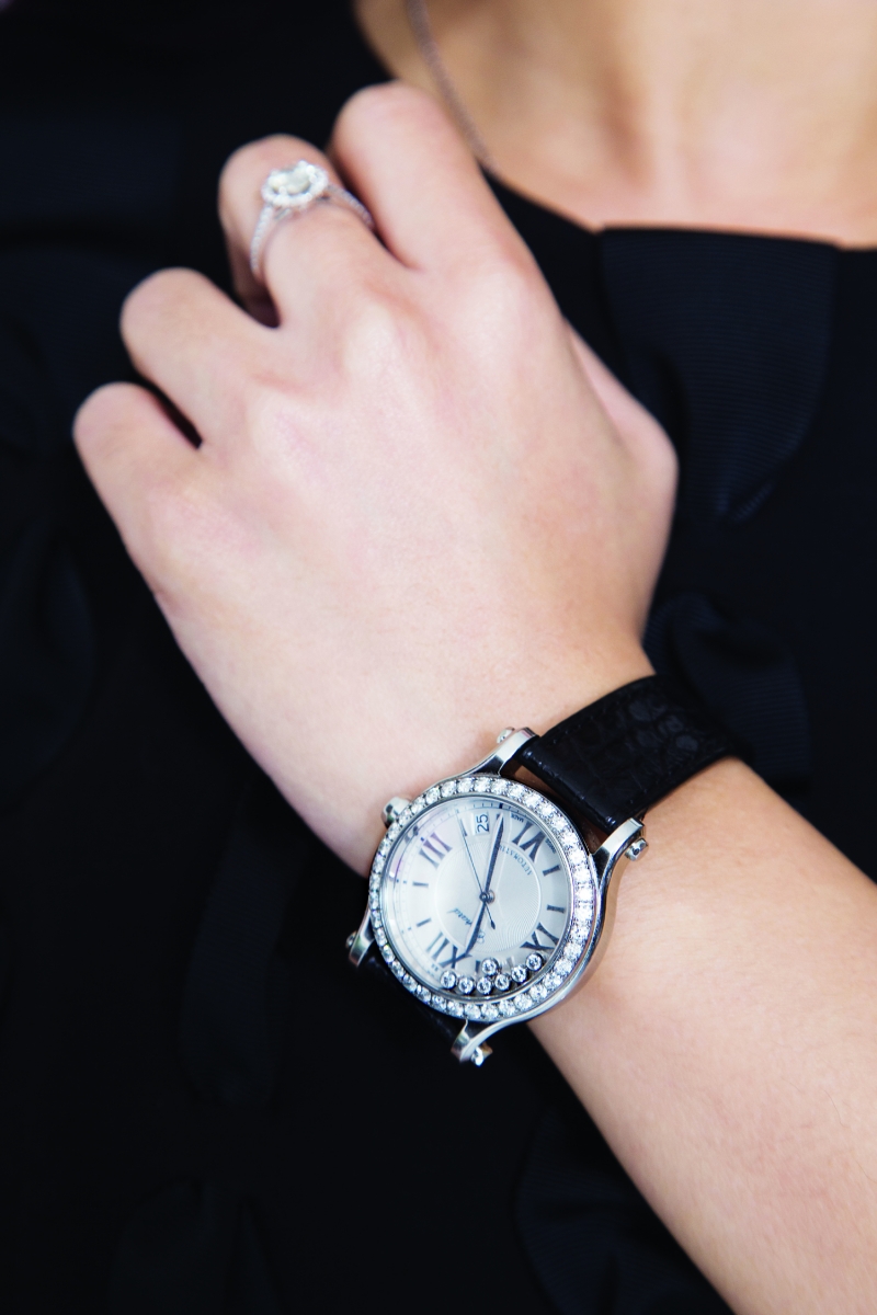 鑽石手錶配襯裙子能彰顯高貴品味。