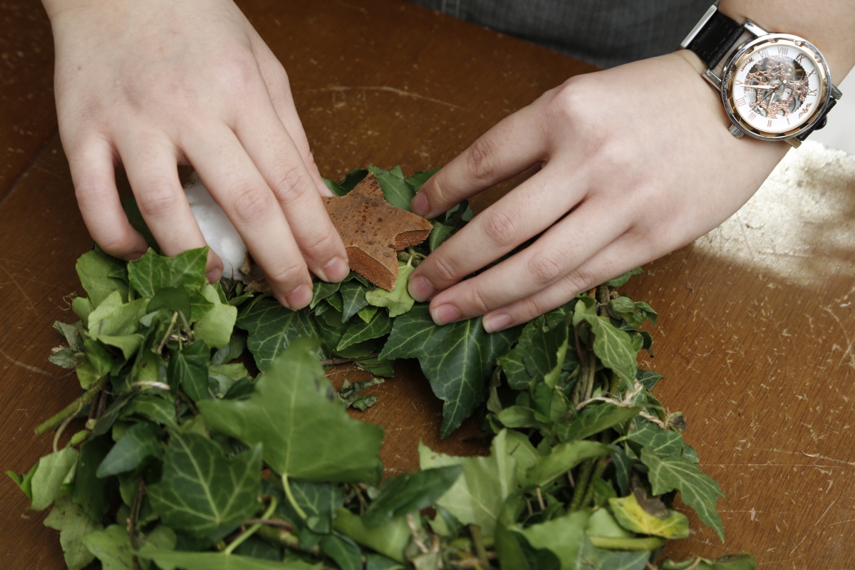 step 6_黏貼材料於藤圈上時,深淺色相間效果會更好。
