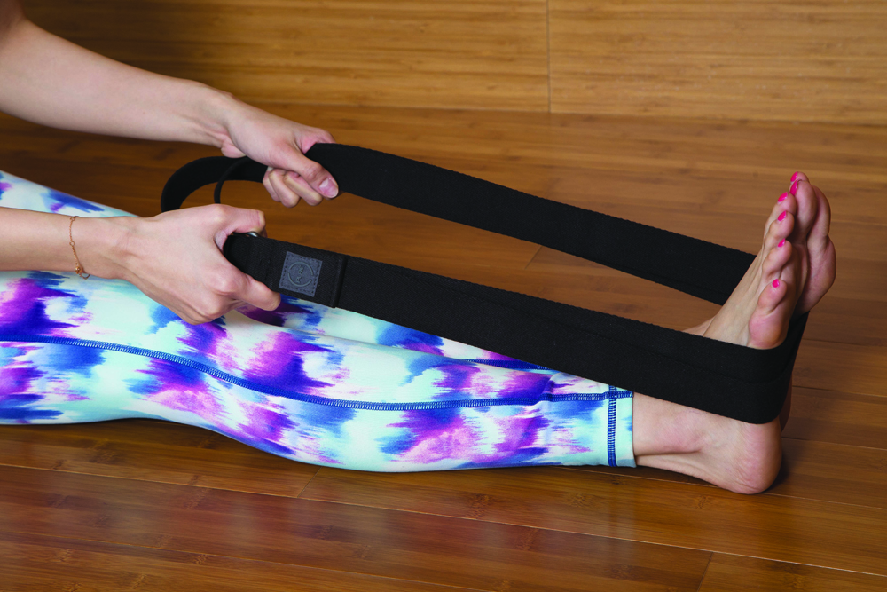 瑜伽帶也是另一種做瑜伽常用的輔助工具。