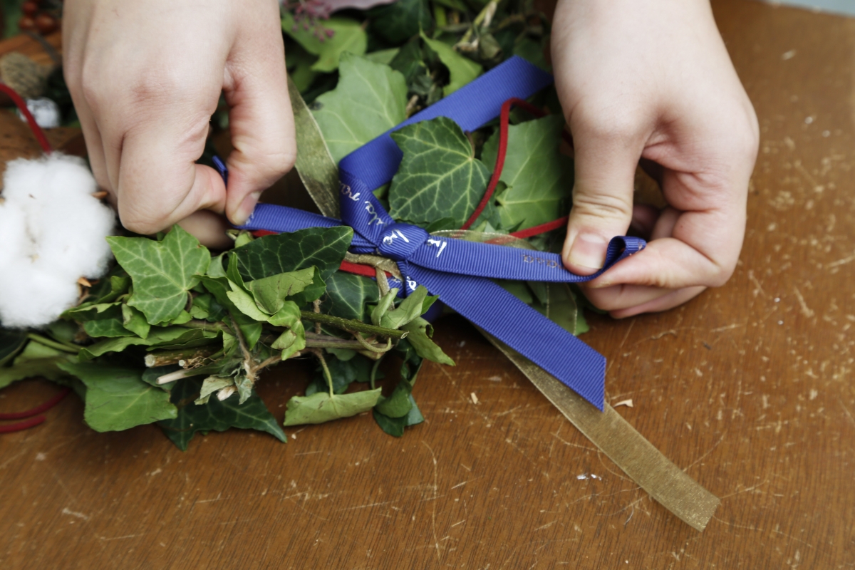 step 8_裝飾完半個藤圈,再綁上不同材質的絲帶,聖誕花圈就完成了!