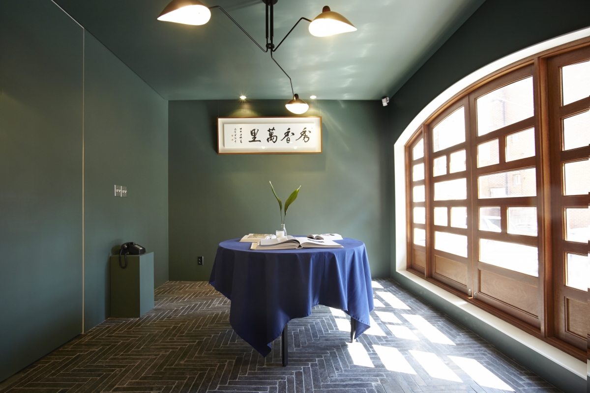 室內感覺簡約,融合中國風的設計。