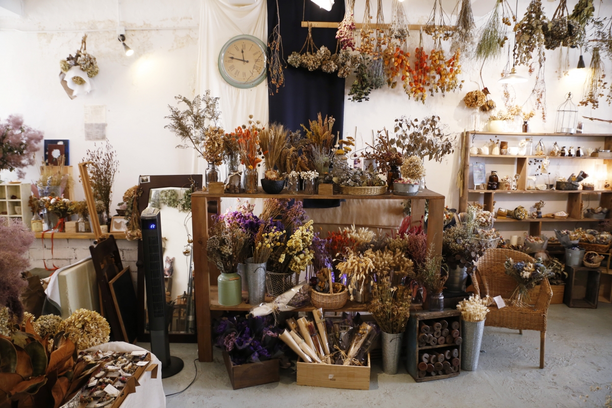 白紙花舍內放滿風乾中的花束,散發淡淡的清香。
