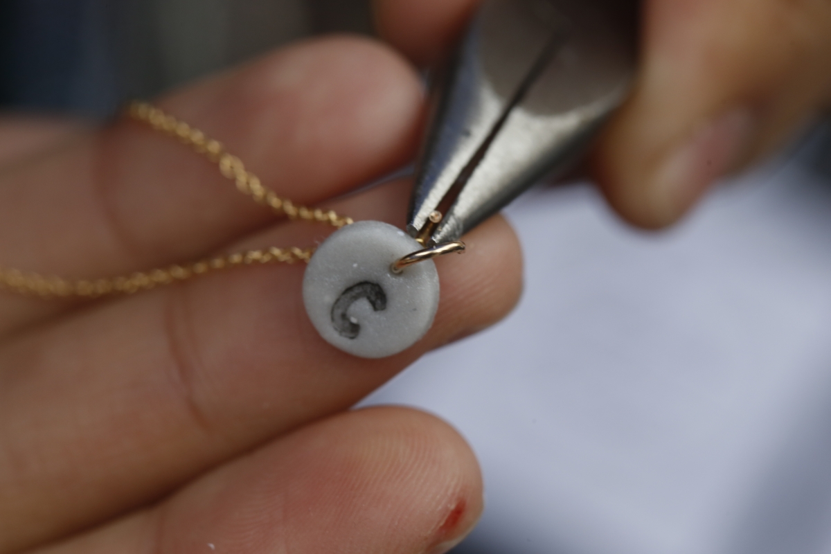 所有手作飾物都是由Rachel親手設計和製作。這款生日石項鍊是最受歡迎的產品之一。