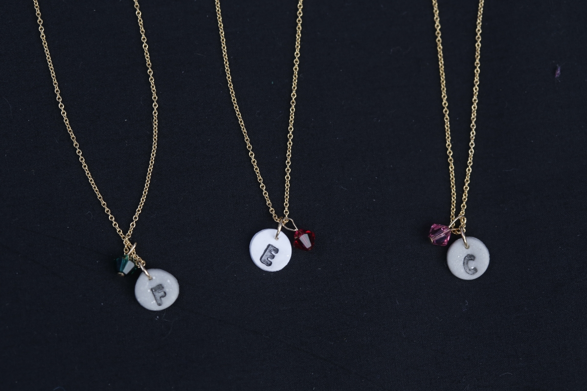所有手作飾物都是由Rachel親手設計和製作。這款生日石項鍊是最受歡迎的產品之一。