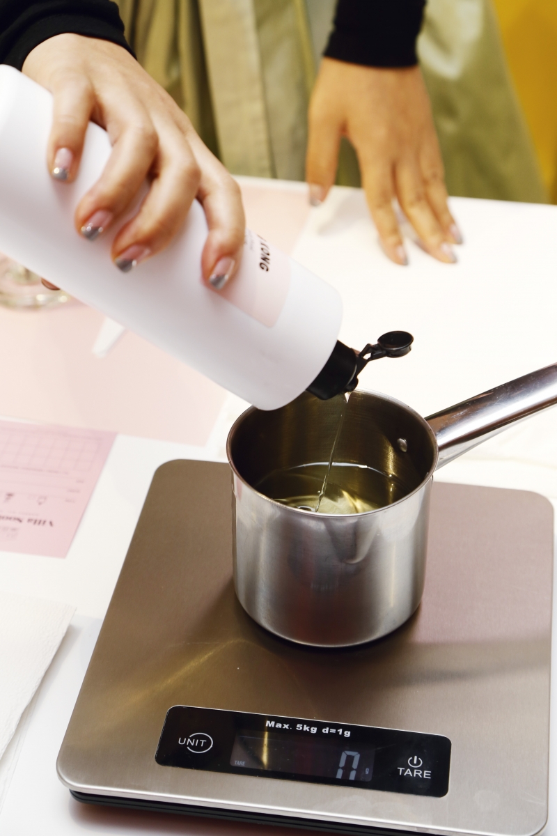 step 2.將香氛油倒入熱熔的植物蠟中。