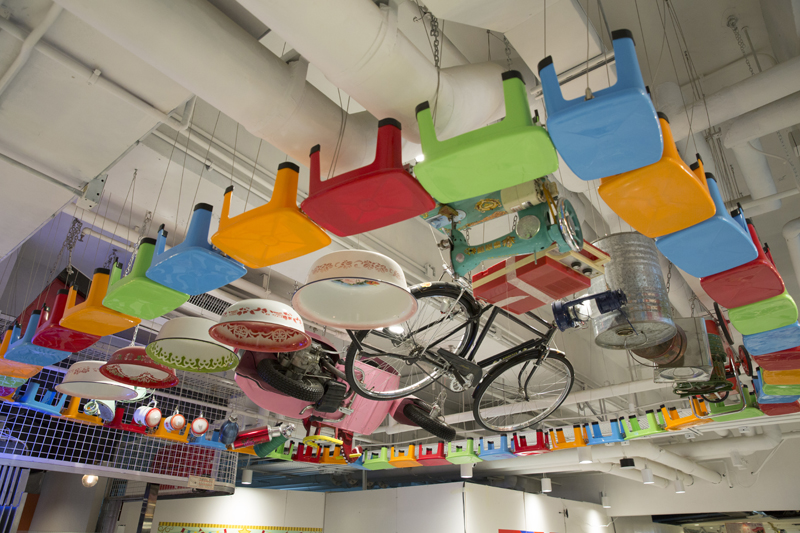 吊在天花板上的全是香港懷舊物品。