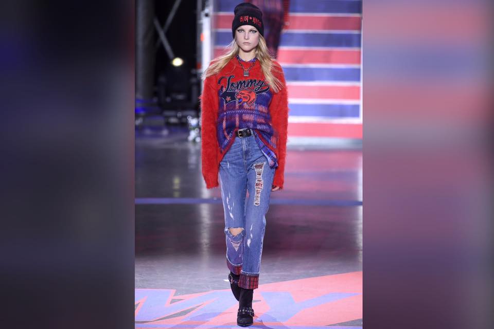 老虎格紋毛衣配襯中腰直腳牛仔長褲。