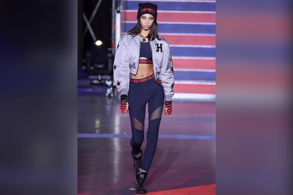 淺藍色bomber jacket 加sport bra,下身配襯貼身leggings。