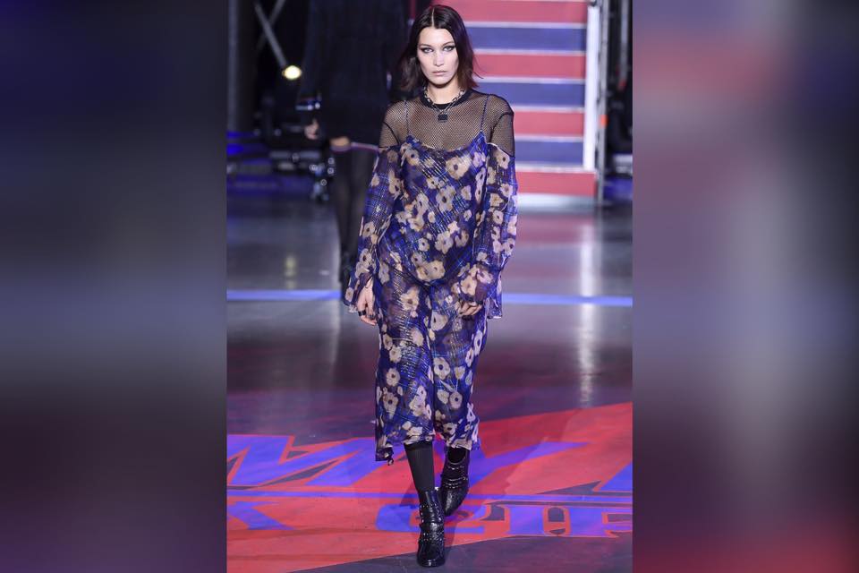 魚網連吊帶碎花長裙。