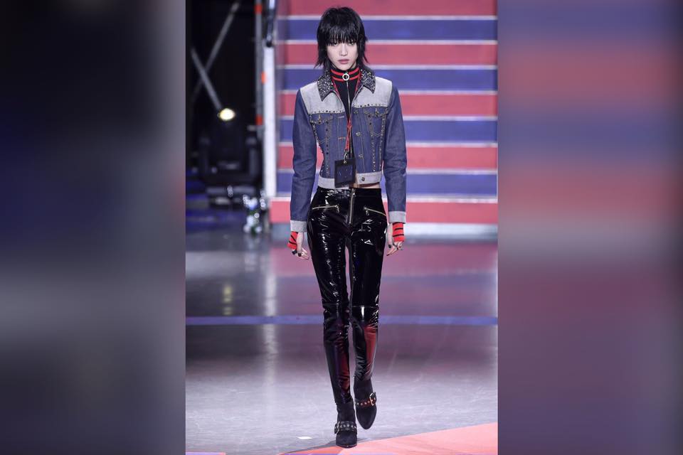 高領紅色上衣再配搭上牛仔修身外套及黑色漆皮長褲。