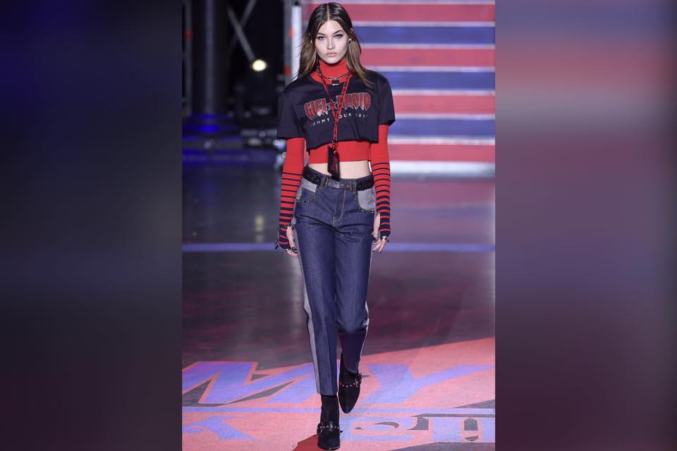 紅色樽領上衣搭配短身logo tee,再襯牛仔長褲。