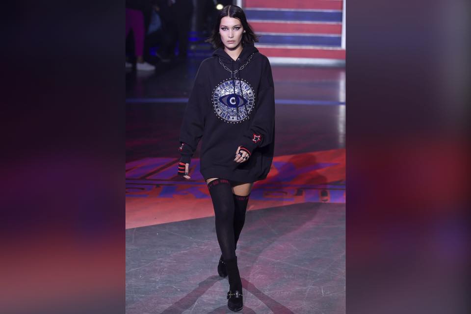 Bella Hadid身穿黑色oversized hoodie 配黑色過膝長襪。