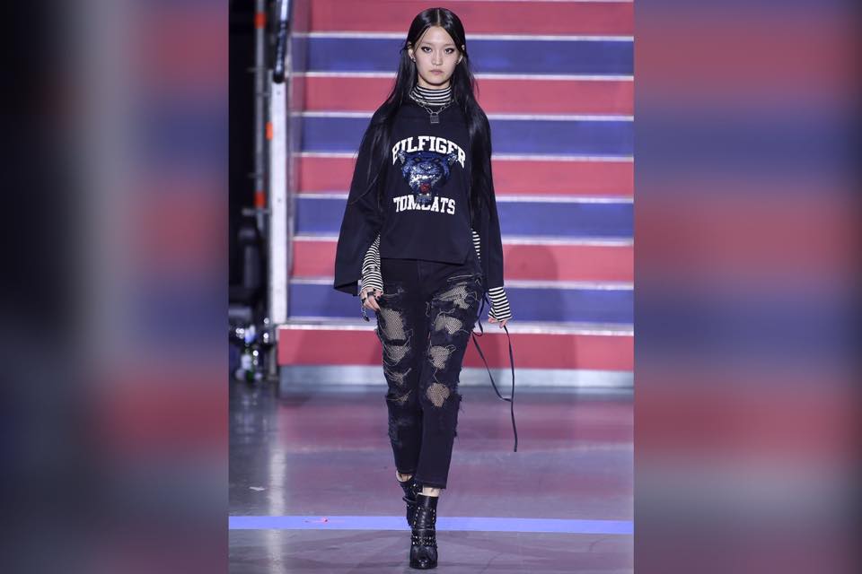 橫紋高領長袖上衣配搭老虎cut-out長袖衛衣,下身配魚網穿窿牛仔褲。