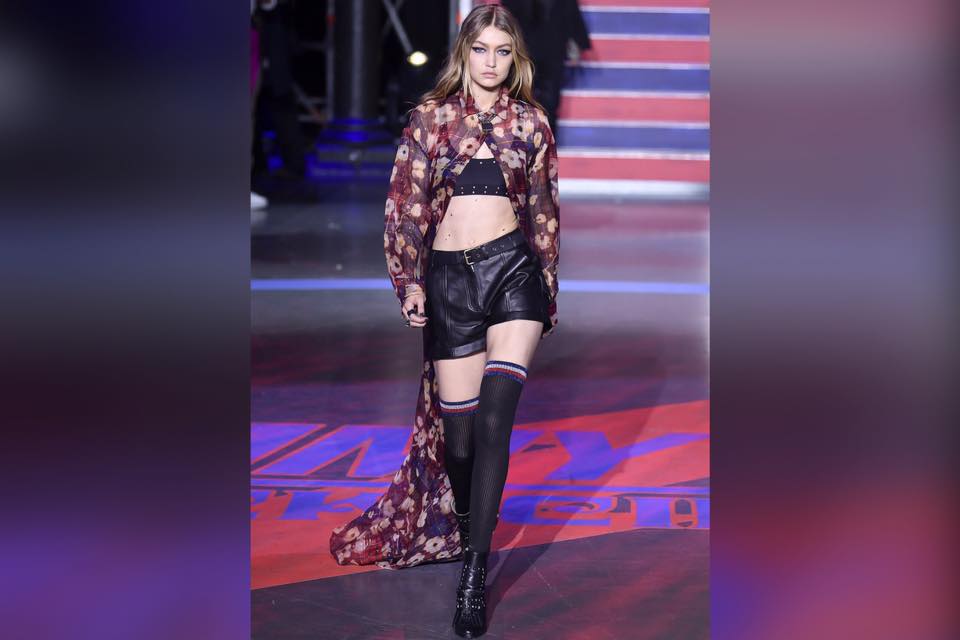 拖地長外套加黑色金色小釘top,下身配皮革短褲再襯黑色過膝長襪。