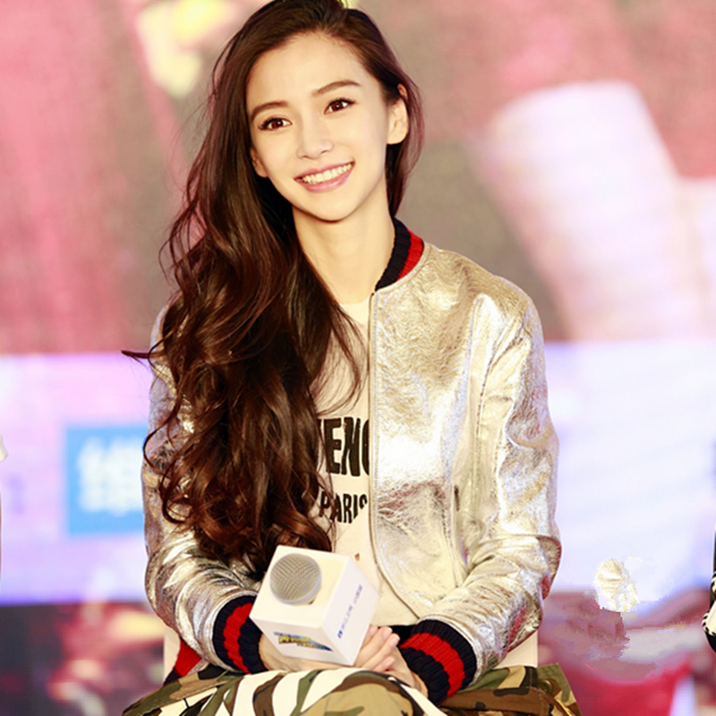 Baby一向識著衫,銀色bomber jacket型格易襯。