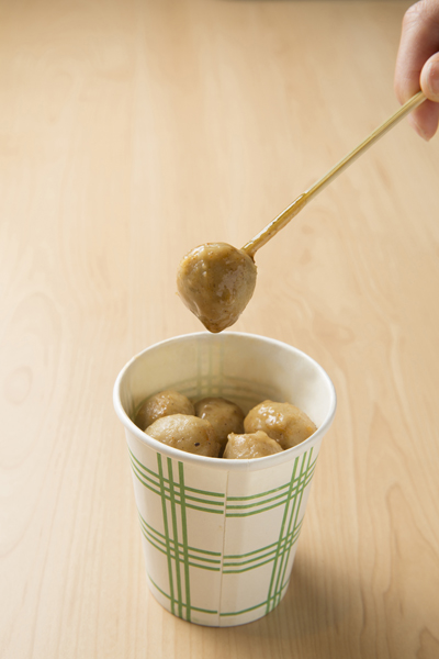 陳皮魚蛋配沙爹辣汁,經典的街頭風味。