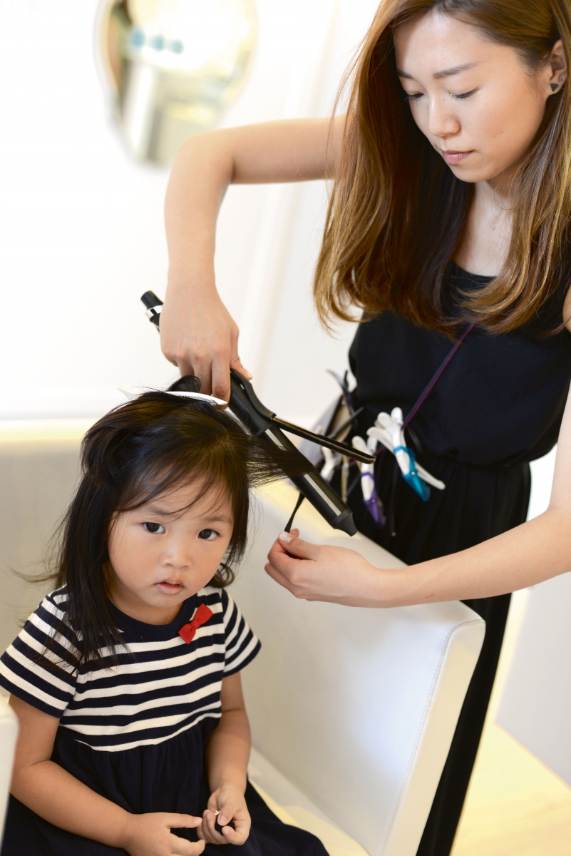 Step 1 洗髮後用風筒輕輕吹乾,然後用捲髮器把頭髮稍微夾曲。