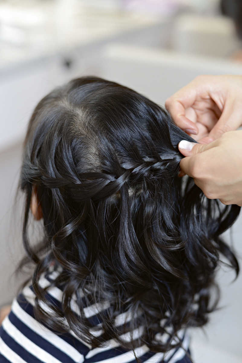 Step 2 捲髮後,從左耳起沿著後腦辮頭髮,一直以相同方法辮髮至右耳方向。