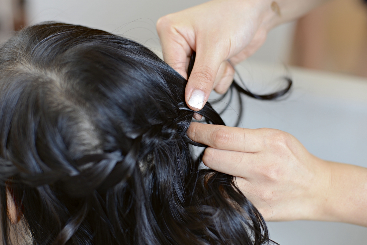 Step 3 完成整條辮子後,以髮夾固定。 Kids Friendly Styling Product Airplay Bar出售的兒童專用護髮產品,成分天然,絕對不含危害兒童的化學成分,家長們為孩子們打扮時可以放心使用。