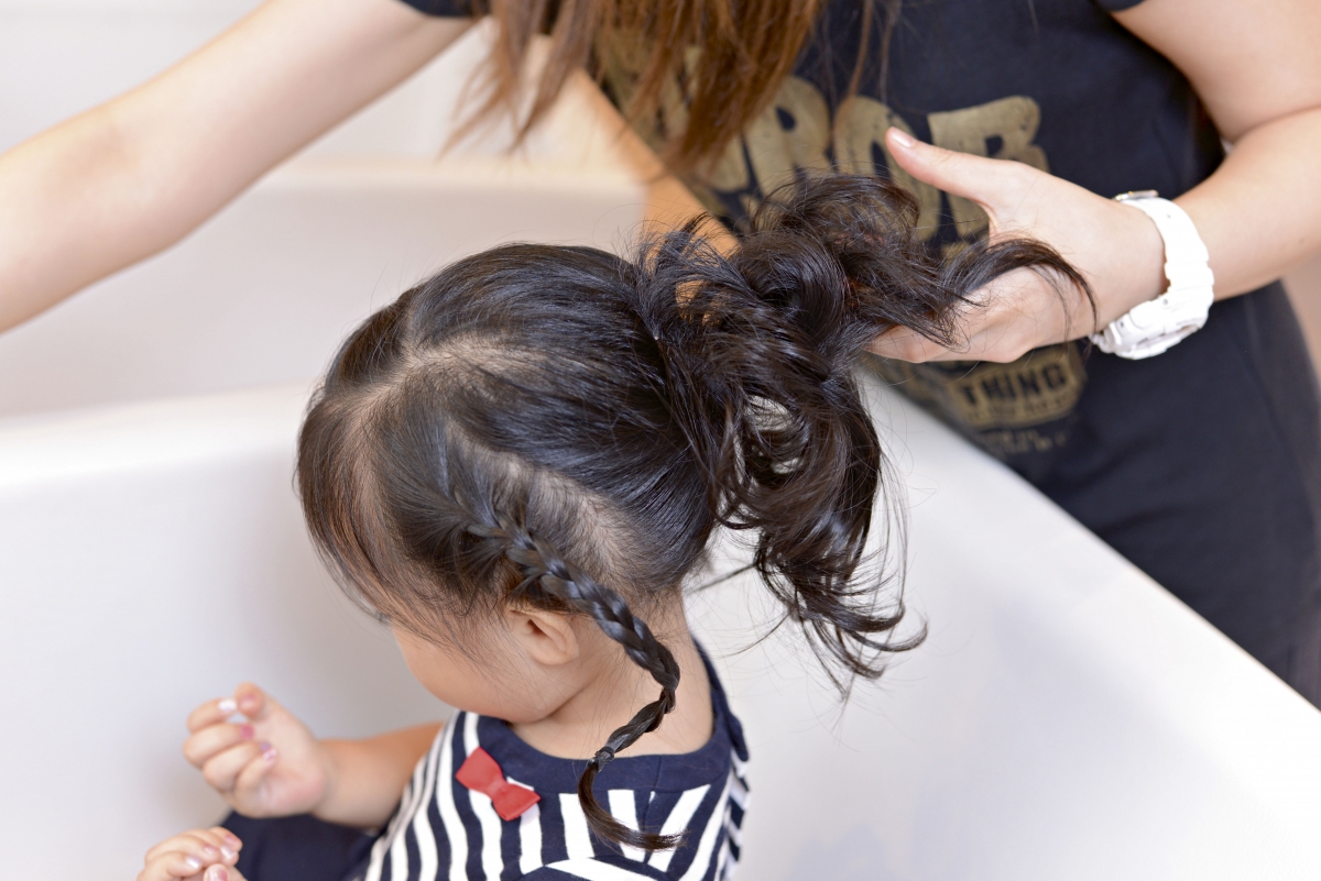 Step 4 從右耳邊起沿著後腦辮髮。