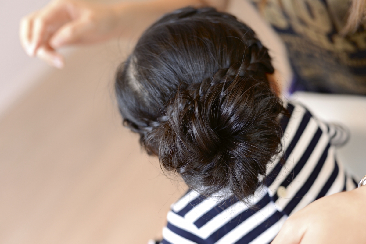 Step 5 將上方剩餘的頭髮逆梳至蓬鬆,然後束起。