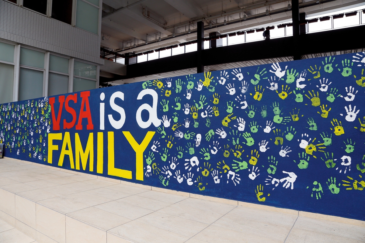 學生自發為操場的牆壁換上繽紛的壁畫新裝。