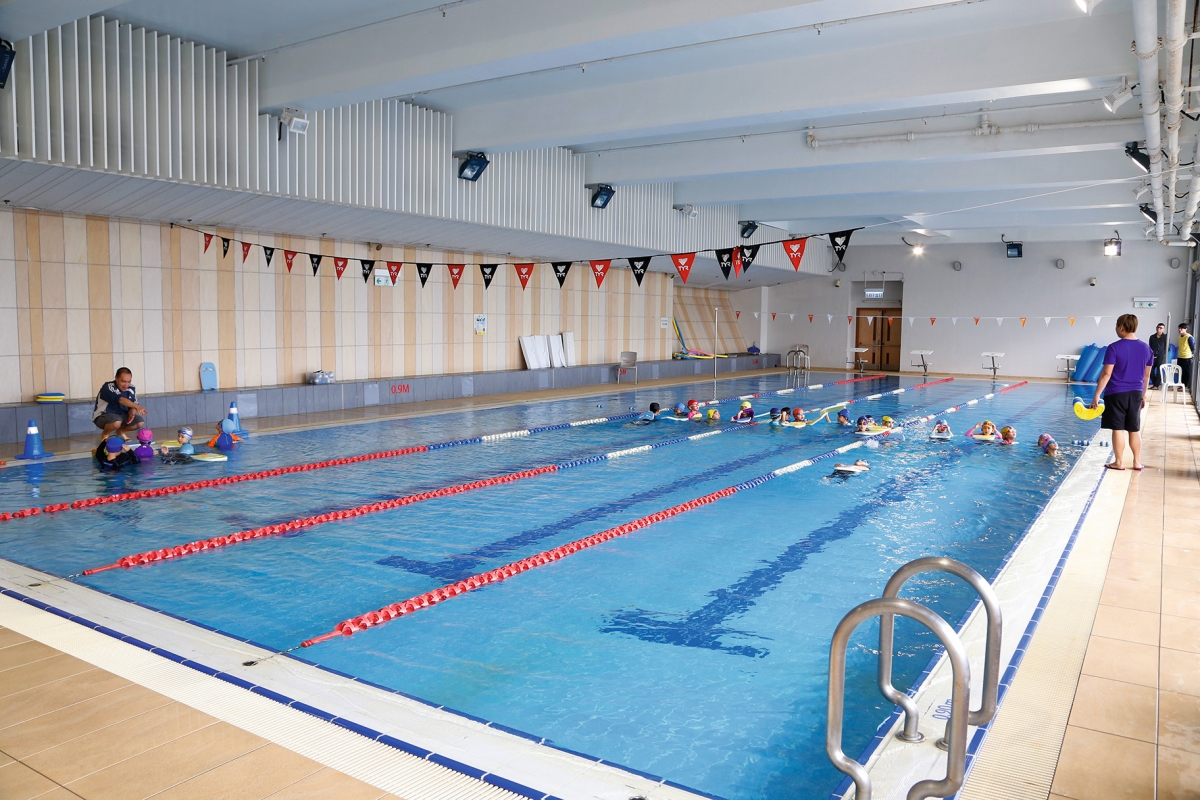 游泳課是學生每天必上的課堂。