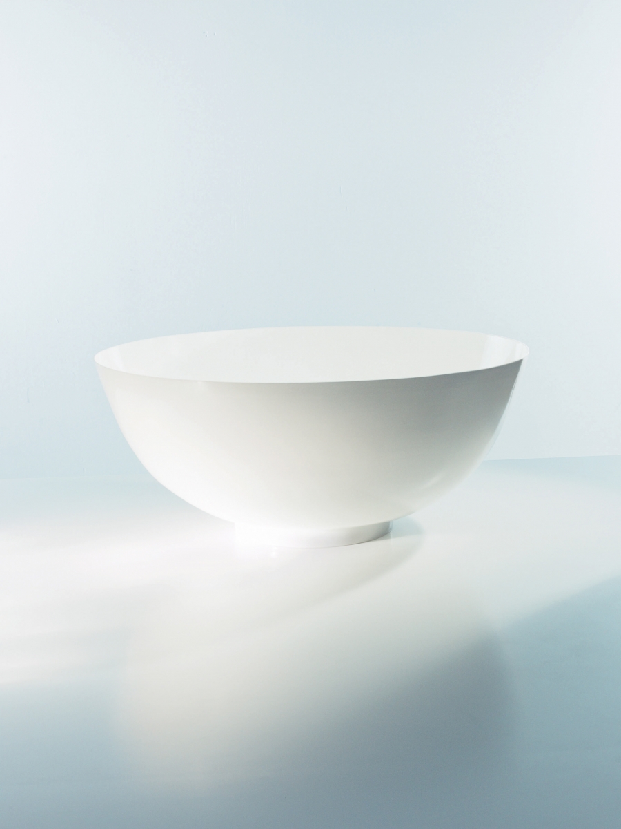 「天籟」系列取了素胎瓷碗的形,將薄胎瓷氤得更白、更純粹。