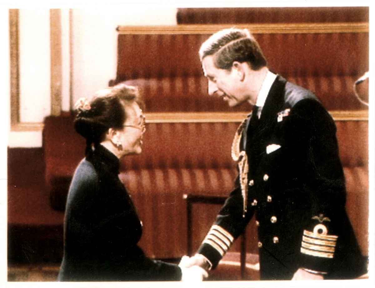 於英國白金漢宮、獲英國王儲查理斯頒發CBE(大英帝國司令)勳章。